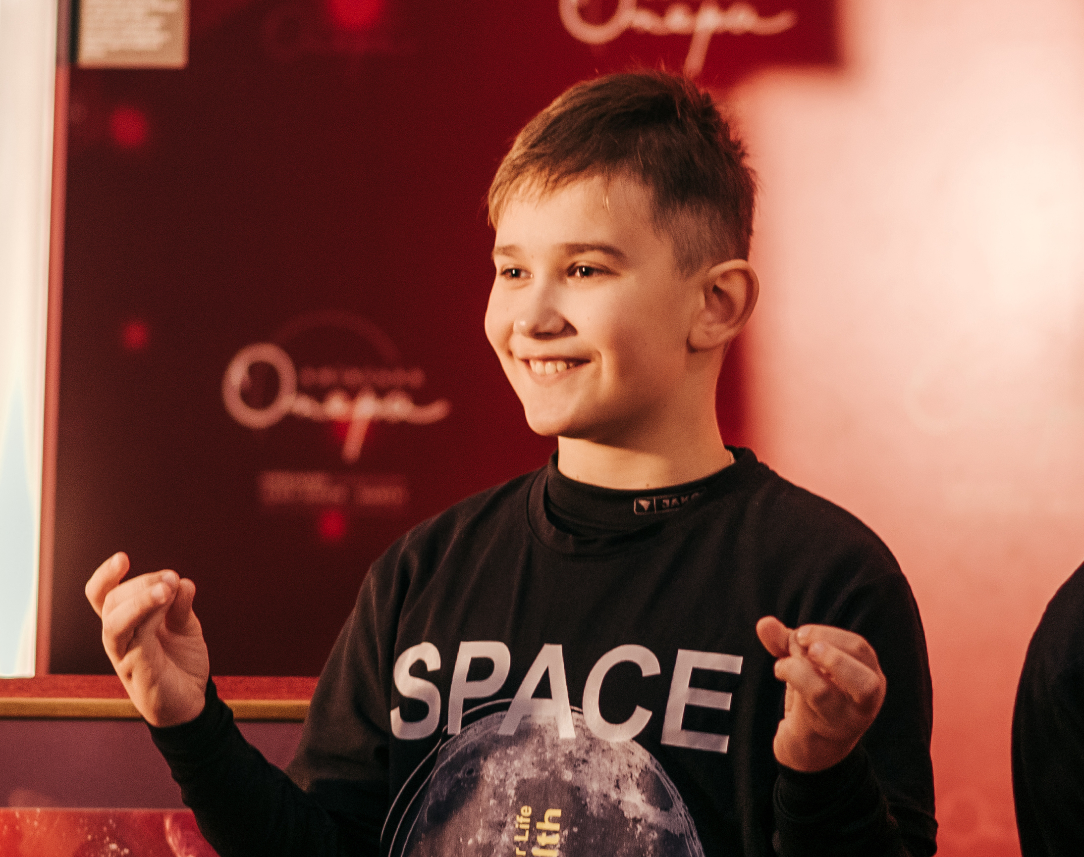A 10-year-old autistic artist presented his paintings to Elon Mask and Maxim Polyakov