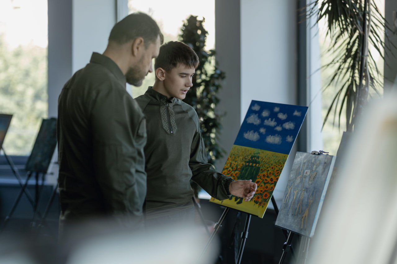 Symbol of Victory: Maksym Brovchenko presented a painting with a Ukrainian counterattack to Interior Minister Ihor Klymenko